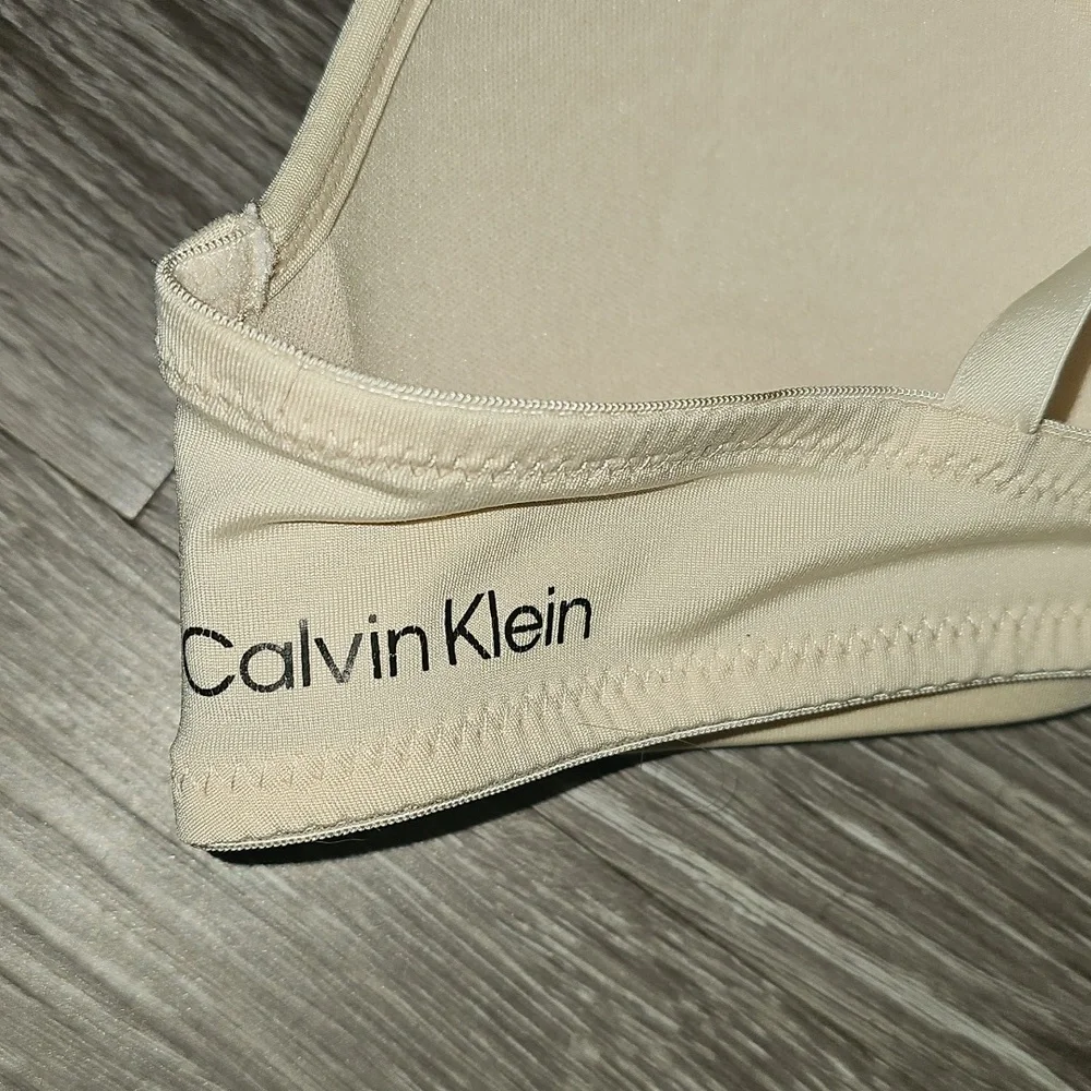 Calvin Klein Womens Nude/cream Colored Bra. Sz 32A. Great Condition!!